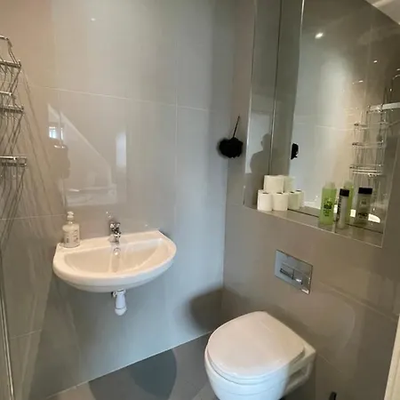 2 Bedroom 2 Bathroom Apartment 8 Including Free Parking Bromley Exterior photo