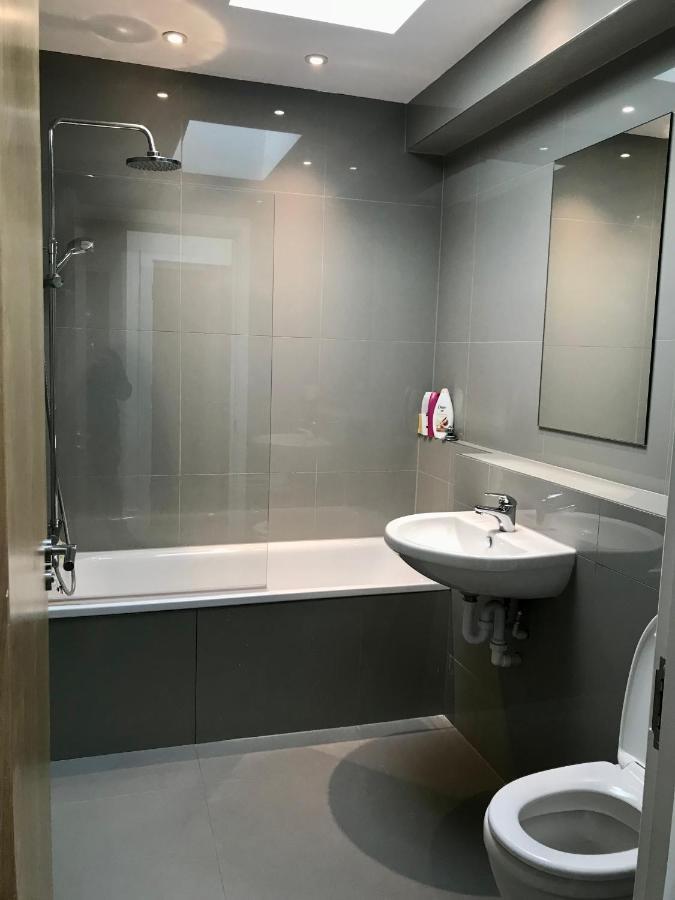 2 Bedroom 2 Bathroom 8 Including Free Parking * Bromley
