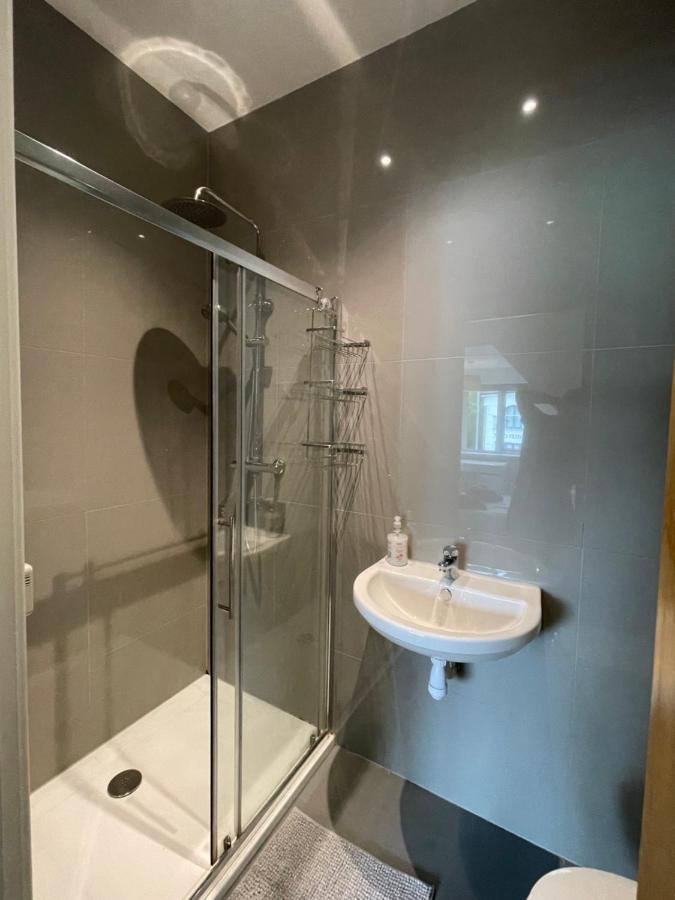 2 Bedroom 2 Bathroom 8 Including Free Parking * Bromley