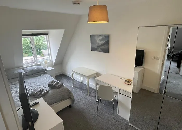2 Bedroom 2 Bathroom Apartment 8 Including Free Parking